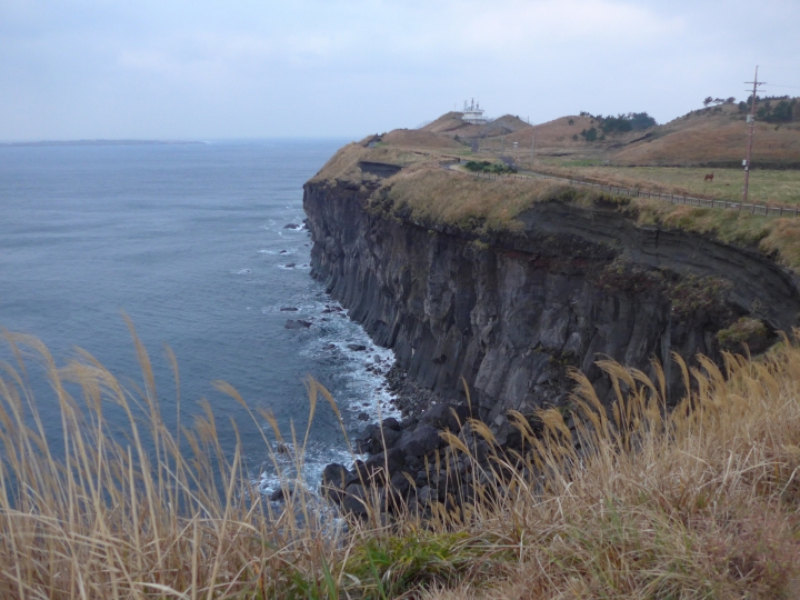 独特の角度で切り立った崖は、場所によって様々な表情を見せます。