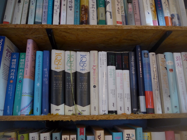 なぜか本棚があって、村上春樹の本が並んでいます。