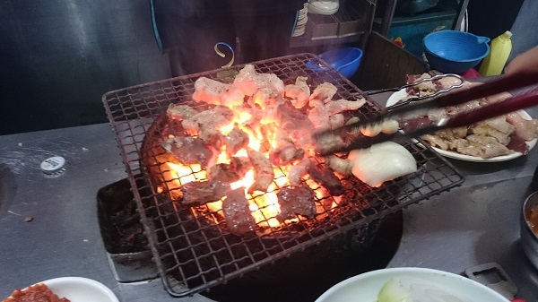 炭火で焼かれます。