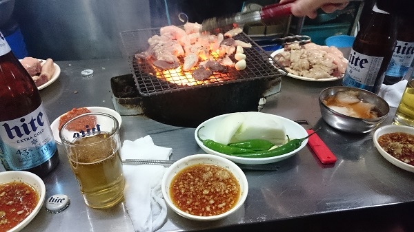 テーブルの上もかなりごちゃごちゃ（笑）