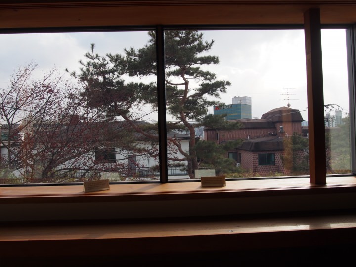 陽の射し込む窓辺。遠くにソウルタワーが見える。