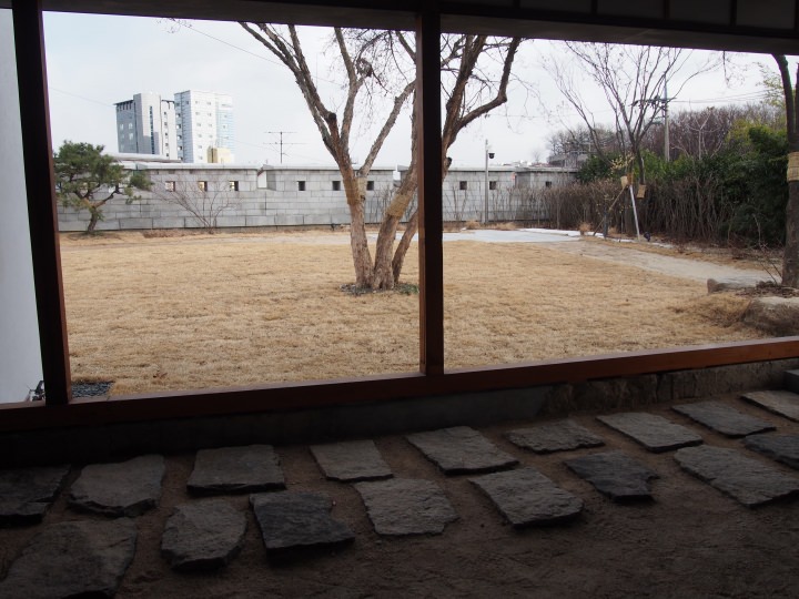 庭先に城郭がある。