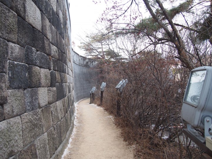 恵化門横のソウル城郭。
