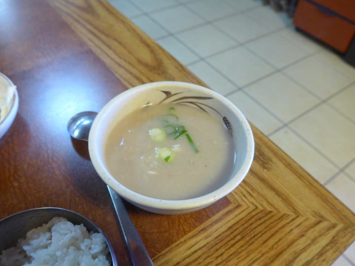 こちらはジャガイモをすりつぶしたポタージュに近い冷製スープです。