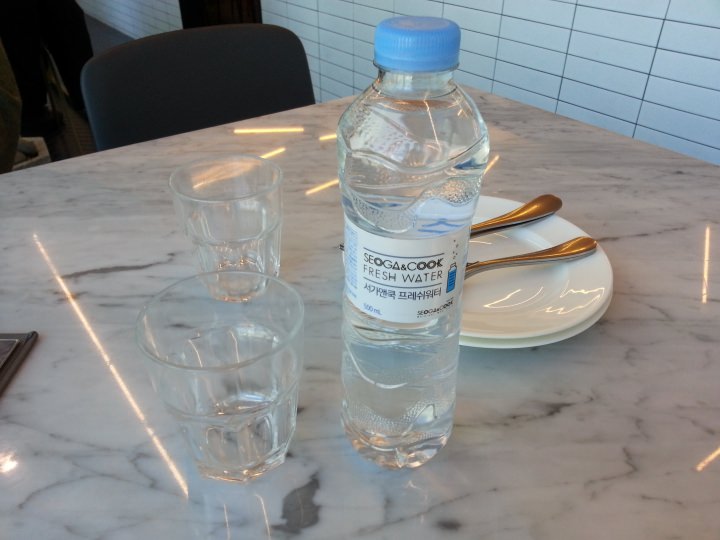 水はペットボトルで提供されました。