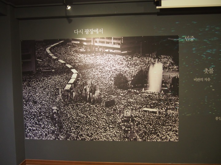 7月9日、「故李韓烈烈士 民主国民葬」が市庁前に100万人を集めて挙行された。