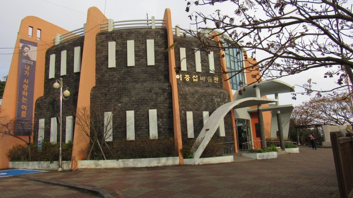 美術館は「西帰浦毎日オルレ市場」近くにあります。