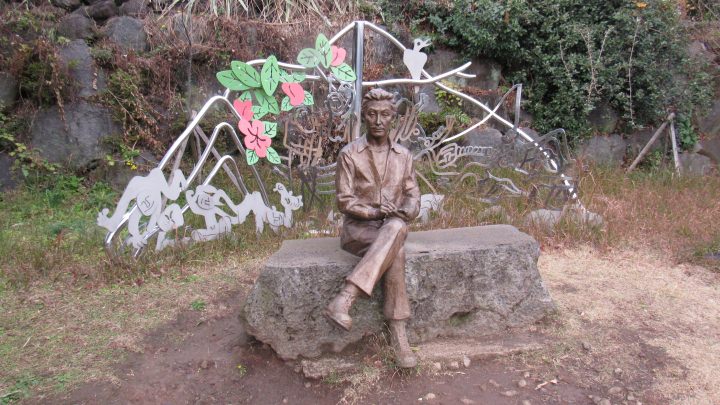 ベンチで佇む、イ・ジュンソプさんの像。今は何を思っているのでしょうか…