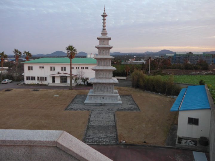 敷地内には大きな仏塔もありました。
