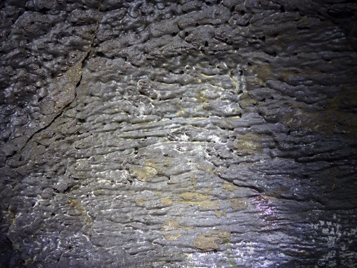 至る所に溶岩の残した跡が残っているので、見所が多いです。