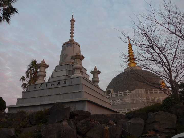 お寺は小高い丘の上にありました。