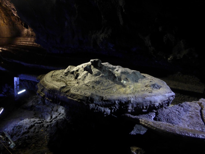 亀岩（溶岩漂石）です。天井から溶岩に落下した岩の周りに溶岩が固まって出来たものです。