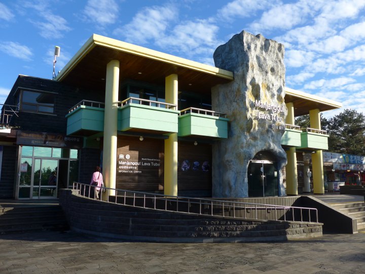 私は立ち寄りませんでしたが、入口付近に広報館がありました。