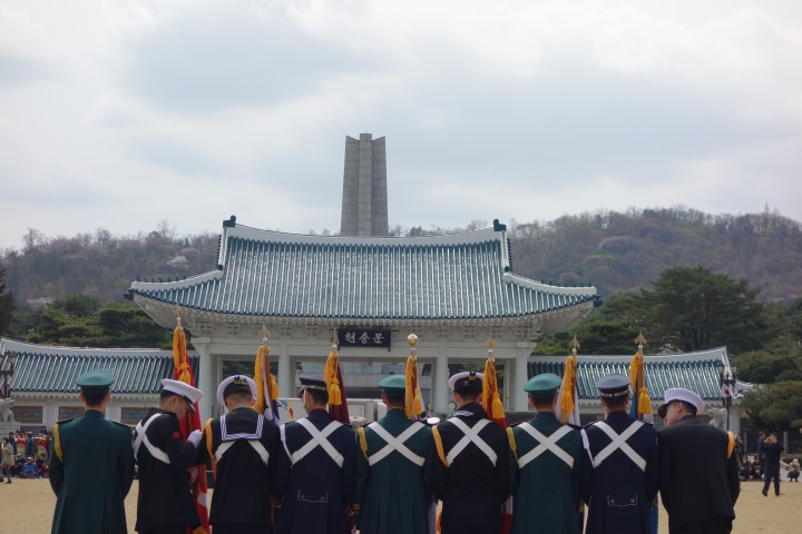 国防省音楽隊の旗手の方々。後姿も凛々しい。