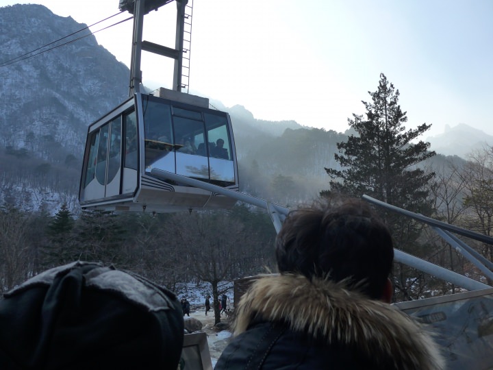 ケーブルカーは50人乗りで内部は広めでした。直前のケーブルカーが出発した後に搭乗列が作られるので、乗り場付近で準備しておくといいです。
