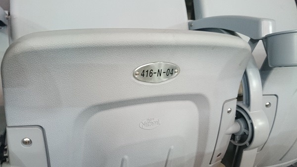 椅子には座席番号あり。