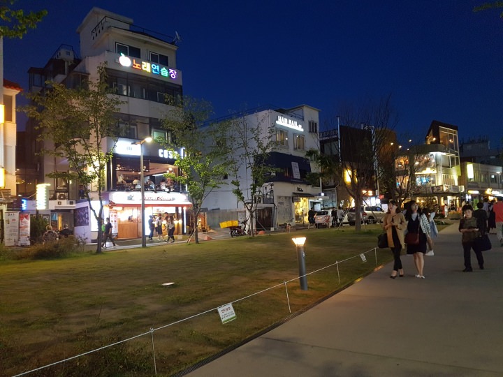 歩道を挟んでお店がたくさん