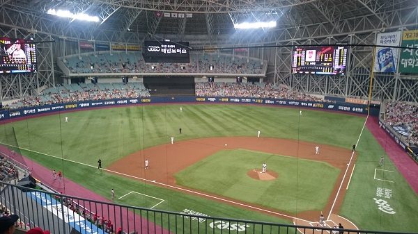 ４階席からの眺め。お客の入りは６割くらいかな。