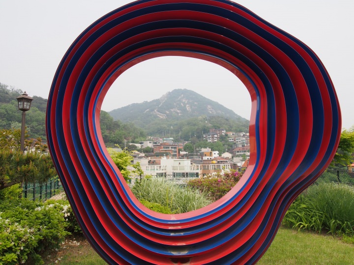 庭先から北岳山が見える。ソウル城郭も見える。