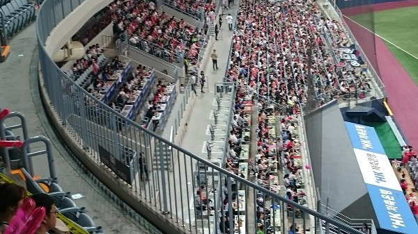 内野の良い席はテーブル付き。