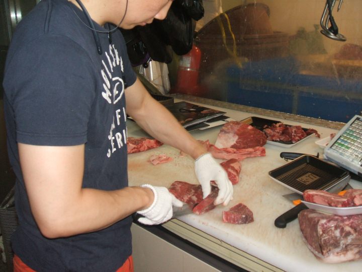 ヒレ肉を丁寧にカット