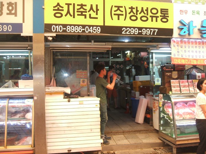 入口付近でペットボトルを飲んでる方が弟さん