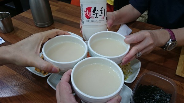 まずはマッコリ。