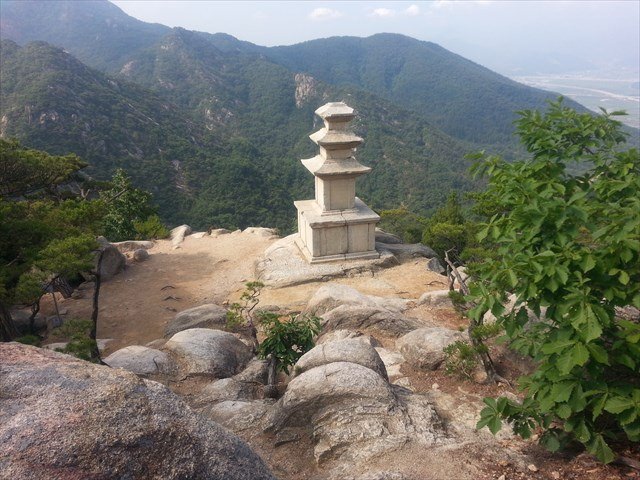 6月に行った南山。途中にあった石塔です。