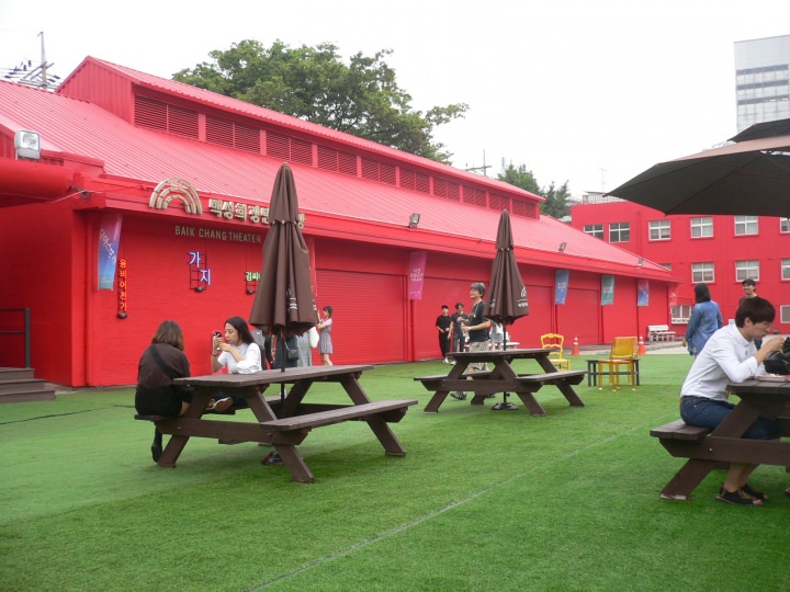 中庭と中劇場。