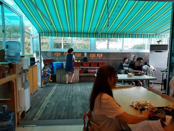 14時頃。雨が降っていたからかお昼には遅かったからか空いてました