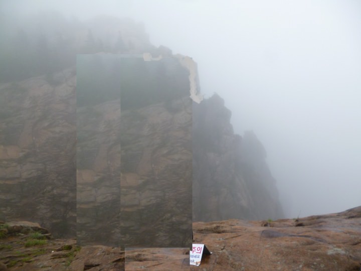 崖ぎりぎりですが、霧で何も見えません。恐怖も感じません。
