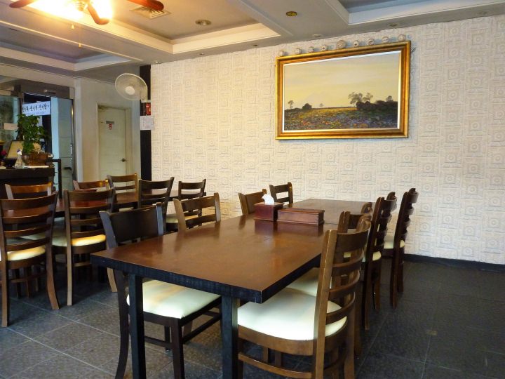 普通の食堂のような感じ。しかしながら、高級魚だけあって、お高いメニューもいろいろ(~_~;)