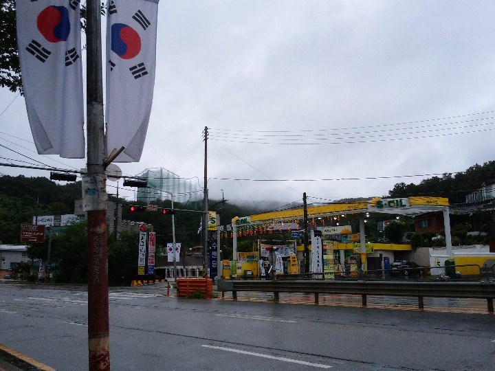 バス停から道路わたって左に行きます