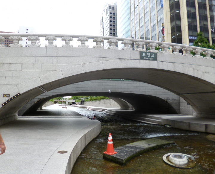 滑るという事でしょうか?ポールがあります。