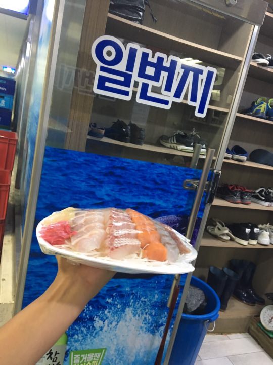 刺身を２階の食堂へ運ぶ