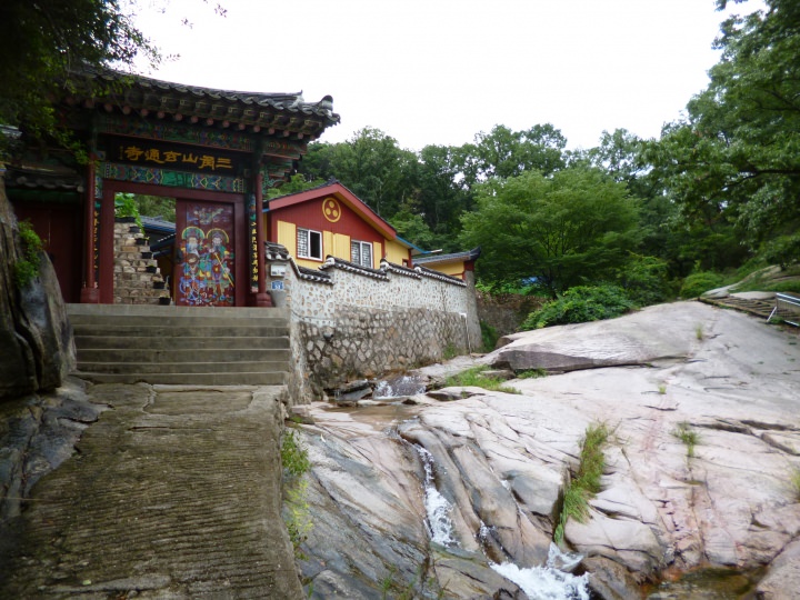 すぐ脇に清流が流れています。