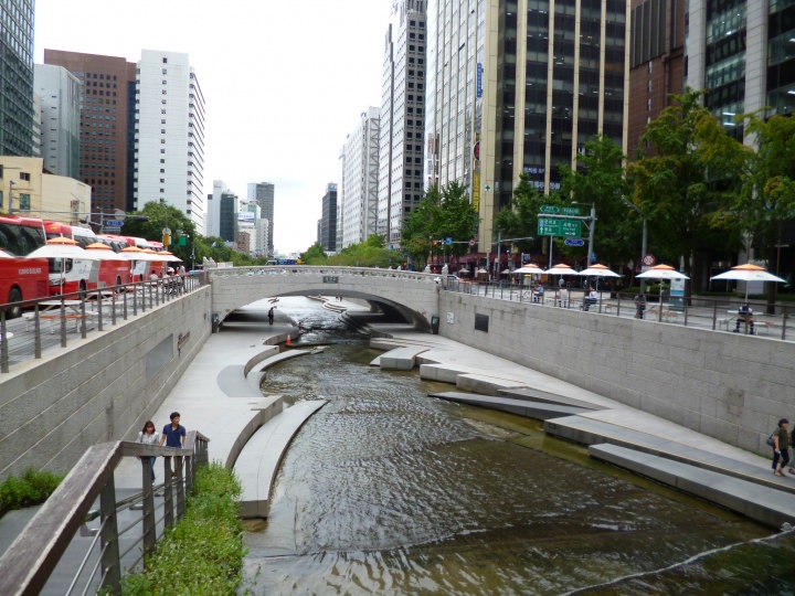 よく整備されています。川底には苔が生えて滑りやすいです。