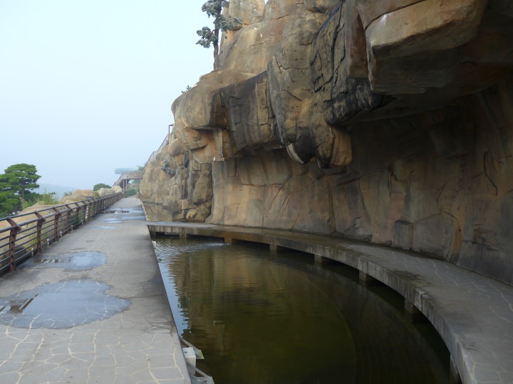 先ほどの滝から1段上がったところにももうひとつの滝があります。こちらは滝の裏側を通る通路があります。