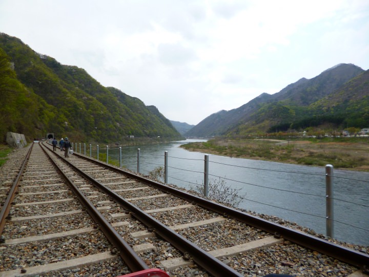 ソウルでは見かけない真っ黒に日焼けしたアジョシ達が石を持って歩いています。あの穴を埋めるのでしょうか?