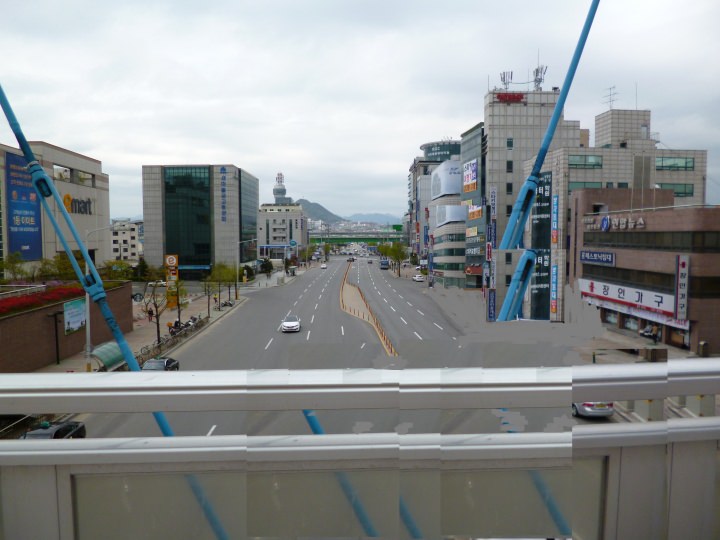 バスターミナルすぐ近くの歩道橋を渡ります。