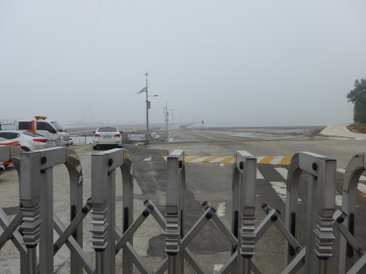 到着したときは門が閉まっていましたが、すぐに開通して車が渡り始めます。自家用車のほか、観光バスや路線バスも島へ渡っていました。