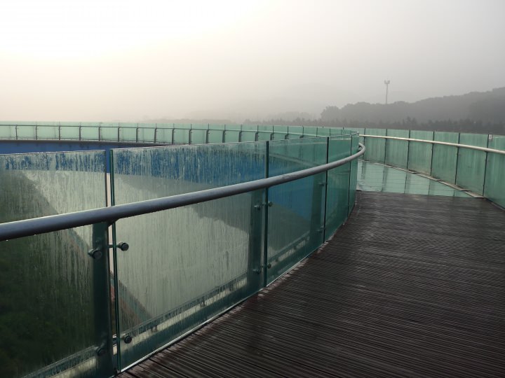 運河の上に作られた、円形の回廊です。4分の1ほどがガラス張りになっています。