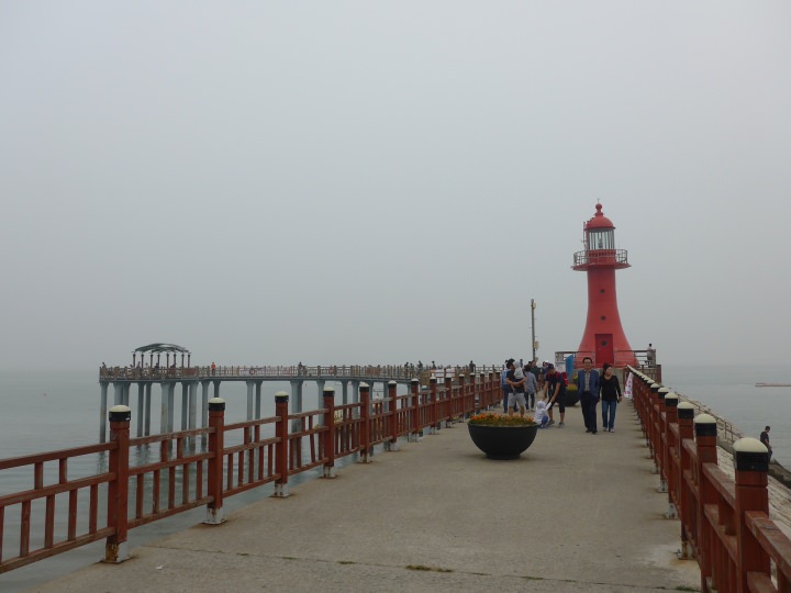 灯台へ伸びる桟橋。釣り人の姿もチラホラ