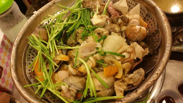 アジュンマが切ってくれます