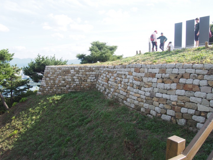 復元された第4堡塁。ここが頂上になる。ちょっと疲れたが、めでたく峨嵯山登頂に成功。