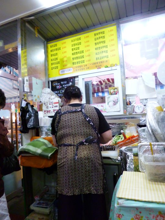 市場内にあるキムパブやさん。ボリューム満点です。