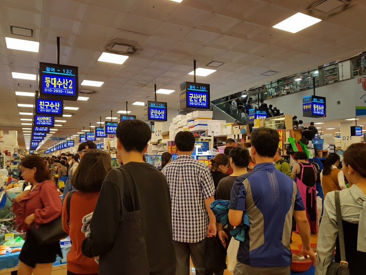 二階の食堂へ上がって行く人の流れがすごい