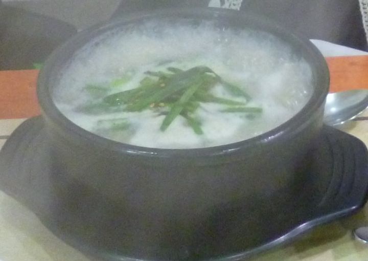 ものすごく熱い状態で出てくるので、卵をかき混ぜます。