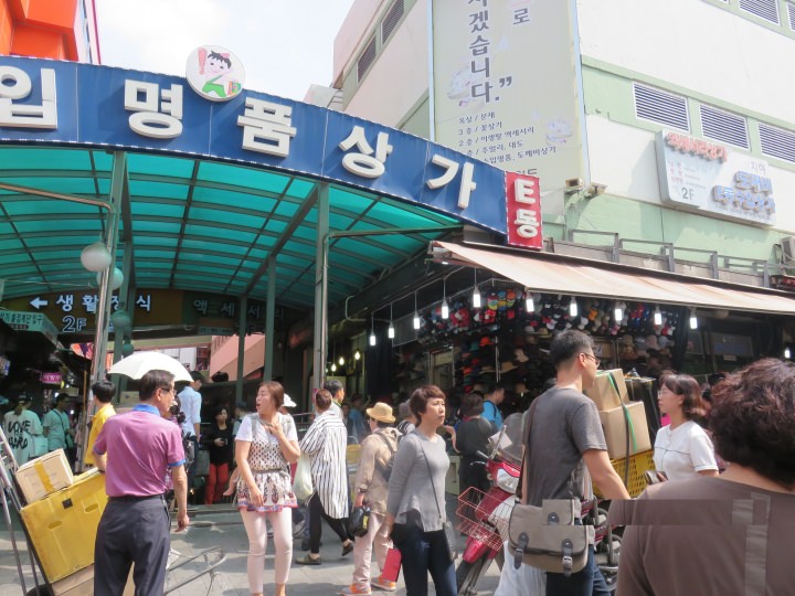 地下にも沢山のお店が広がっています。
