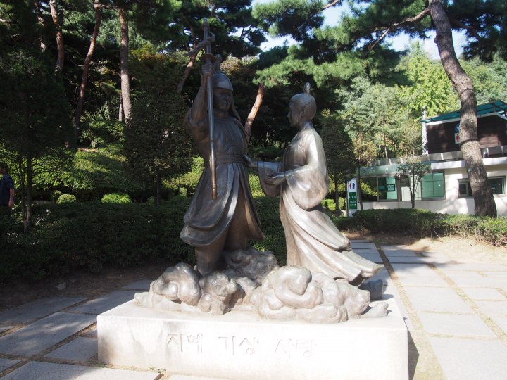 オンダル将軍とピョンガン姫の像。男は歴史をつくり、女はその男をつくるというが、偉大な男の陰には妻の並々ならぬ尽力があるものだ。